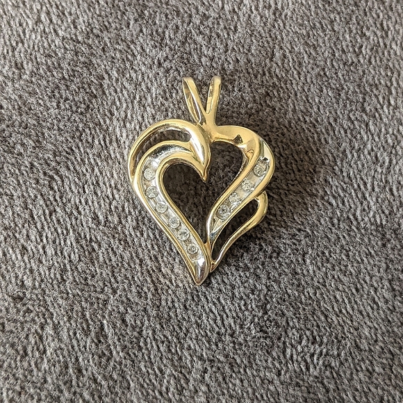 10K solid gold diamond heart pendant - Picture 6 of 12